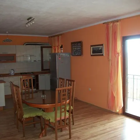 Luka Apartment *